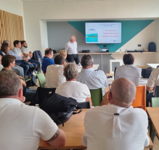 Formation produit dans la salle de réunion du site de production AMCC à Châteauroux, lors du séminaire commercial d’août 2026.