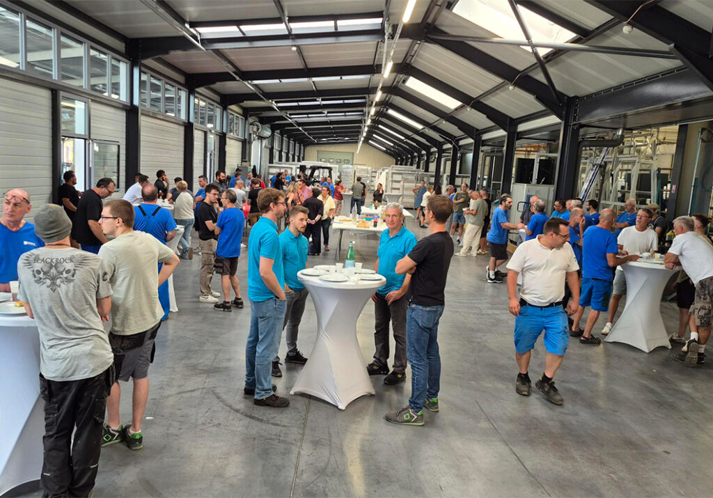 Les équipes d’AMCC réunies dans une ambiance conviviale sur le site de production de l'usine à l’occasion de la fête d’été 2026.