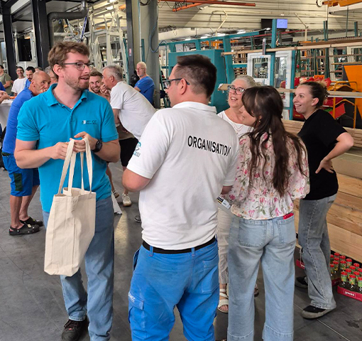 Remise des lots de la tombola lors de la fête d’été d’AMCC à Châteauroux (36).